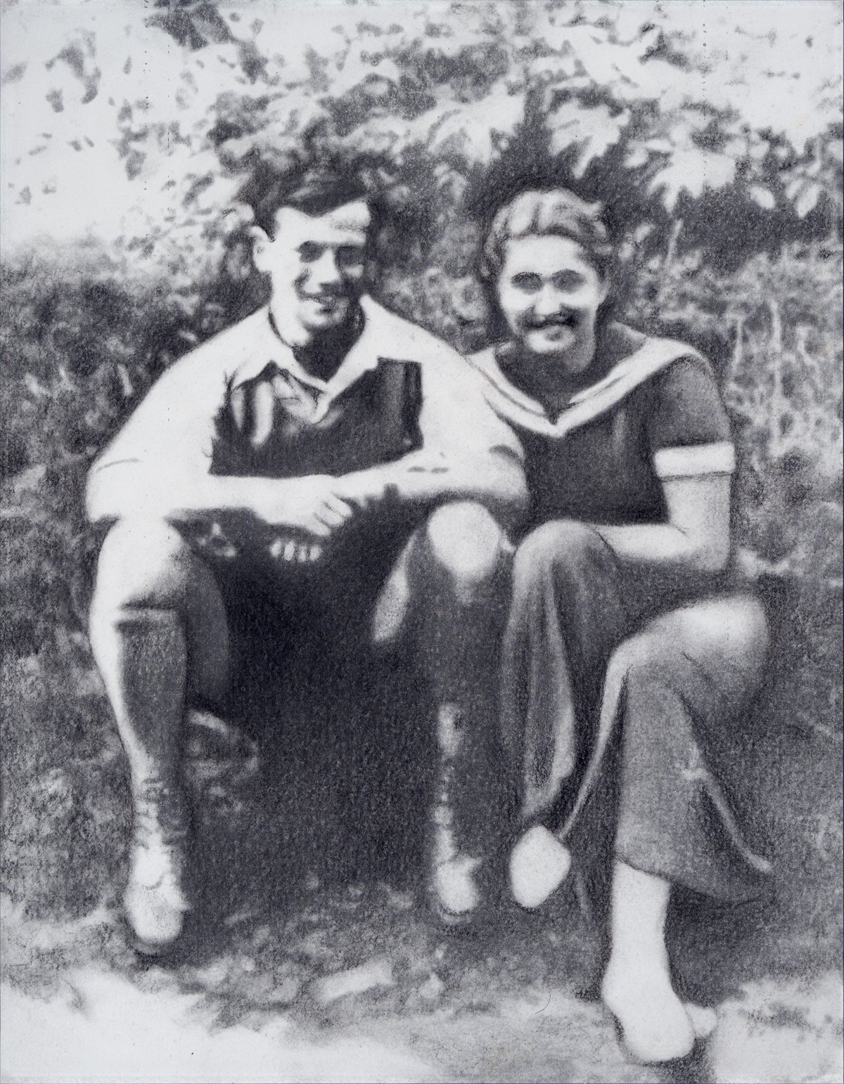 Charcoal drawing of a young couple sitting outdoors, with the shadow corrected, by Robert Taubart